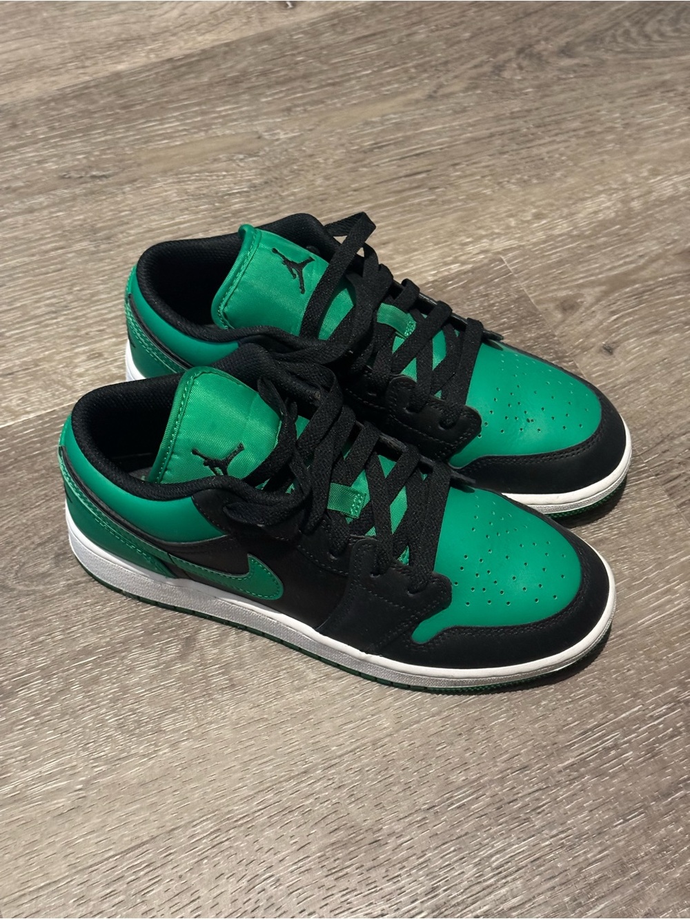 Like New Jordan 1 Low-Top Sneakers in Green and Black lucky green - Picture 2 of 6